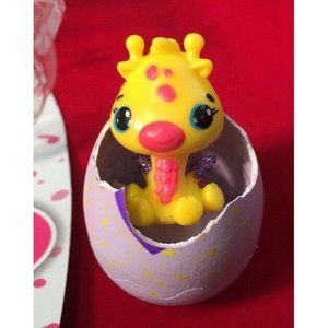Hatchimals Colleggtibles -Girreo (Yellow) ULTRA RARE in Broken EGG-New!!!